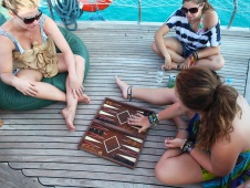 Lærer å spille backgammon