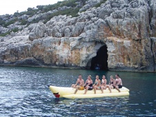 Bananbåt like ved den Blå Grotte