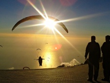 Paraglider inn i solnedgangen i Oludeniz