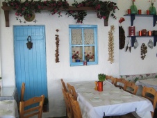 Små kaféer langs gatene i Kalymnos