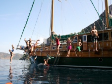 Hopper fra guleten i Egeerhavet